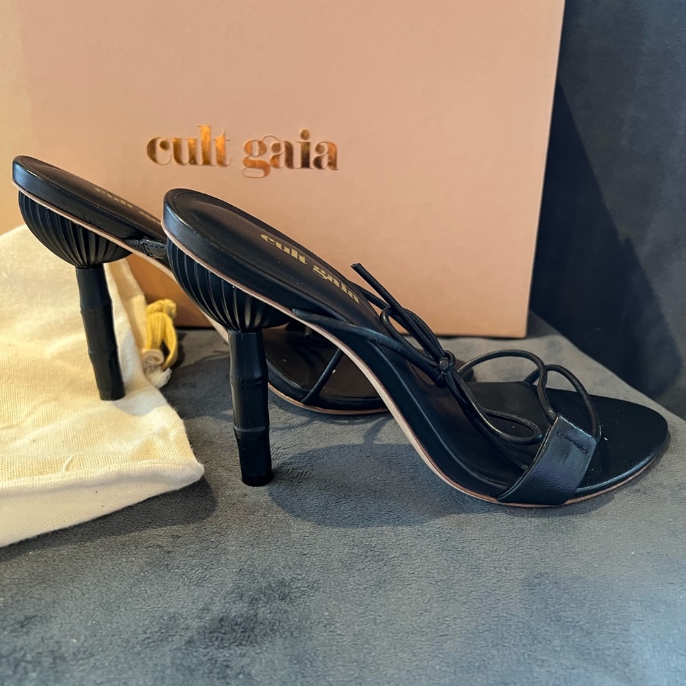 Lightly worn beautiful designer shoes, size 37.5, black. Very unique heel.